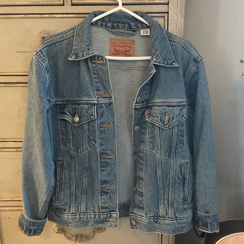 Levi denim jacket women’s small. Great condition.